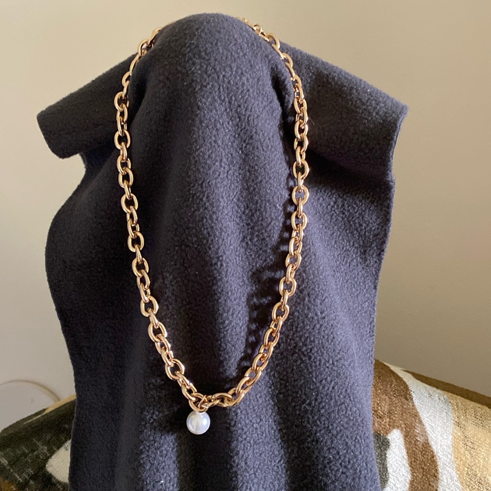 Elegant Gold Chain Necklace with Pearl Pendant. NWOT